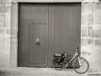 Door and bicycle, Paris